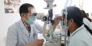 2500度超高度近视又白内障又眼底问题 上海眼科医生“一提一保”治疗方案挽救她的